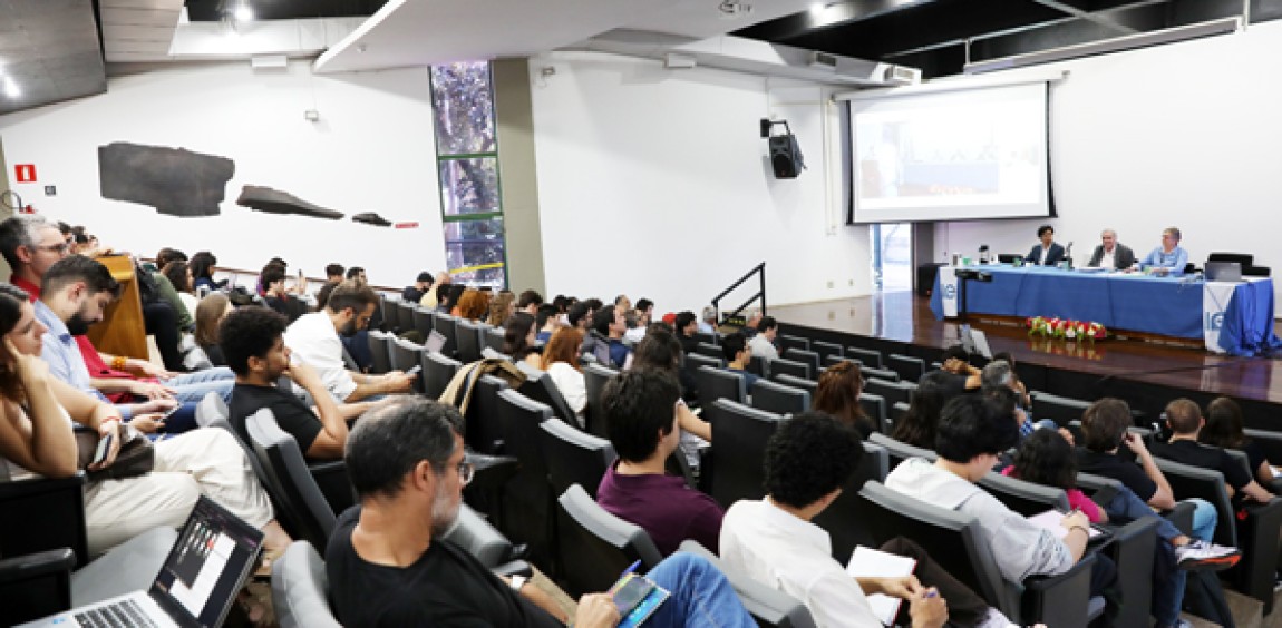 Belluzzo e João Manuel são homenageados por 50 anos de teses que se tornaram referência na economia brasileira