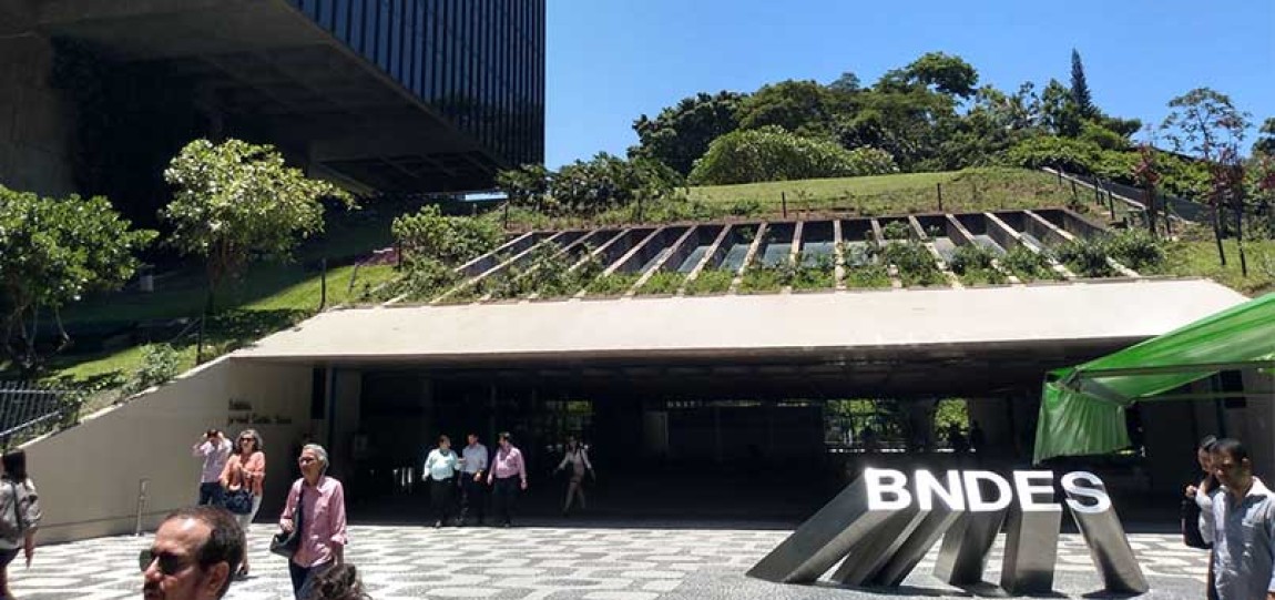 Trabalhos sobre economia em tempos de trilemas e financeirização conquistam Prêmio BNDES 2025